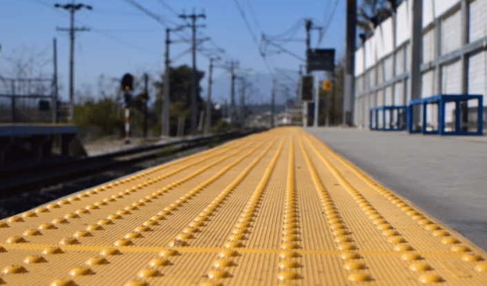 Pavimento podotáctil en estaciones de transporte